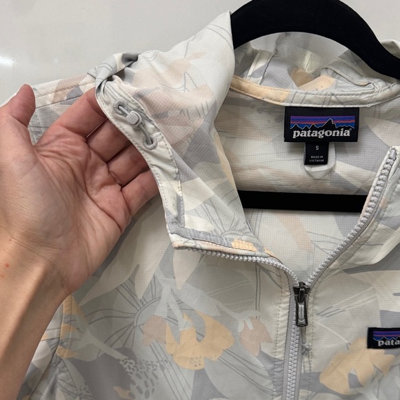 Patagonia Women's Patterned Cream and Gray Bajadas Hoody Rain Jacket - Picture 5 of 7